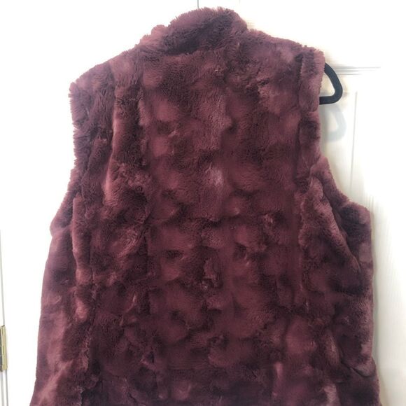 Faux fur burgundy reversible winter vest, size large - Picture 6 of 9